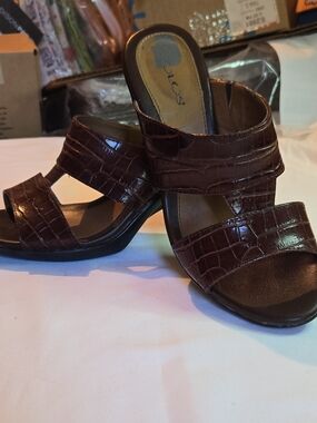 solo Brown Croc-Embossed Slide Sandals